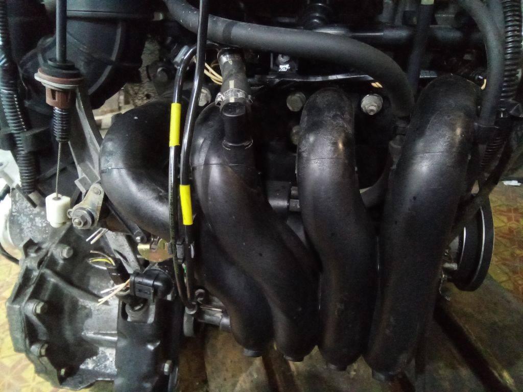 коллектор впускной Renault Clio 2 поколение 1998, 1.6 л., бензин, МКПП - фото №1