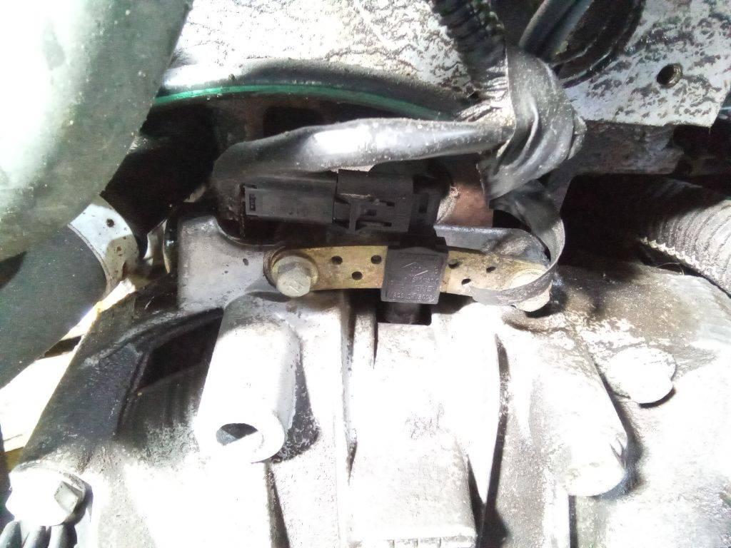 датчик коленвала Renault Clio 2 поколение 1998, 1.6 л., бензин, МКПП - фото №1