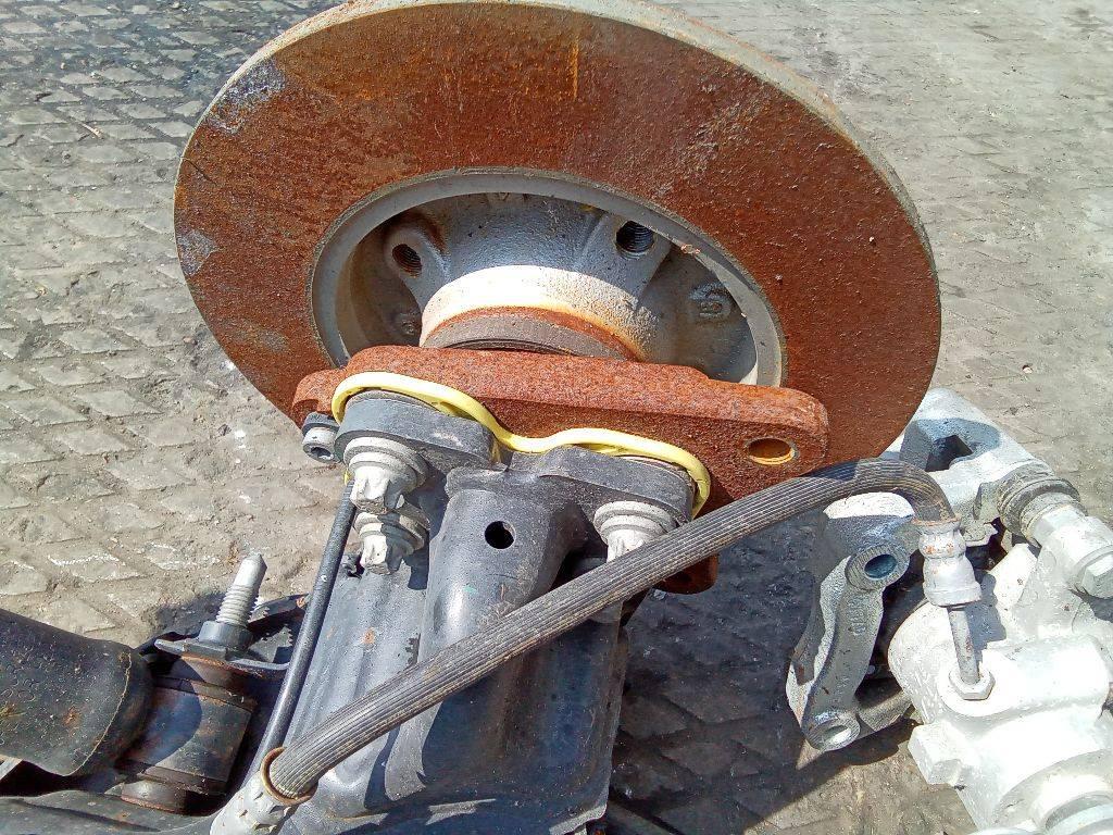 кулак задний правый Opel Crossland X 1 поколение 2018 - фото №1