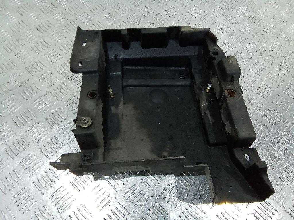 полка аккумулятора Renault Laguna 2 поколение 2003, 8200003065 - фото №1