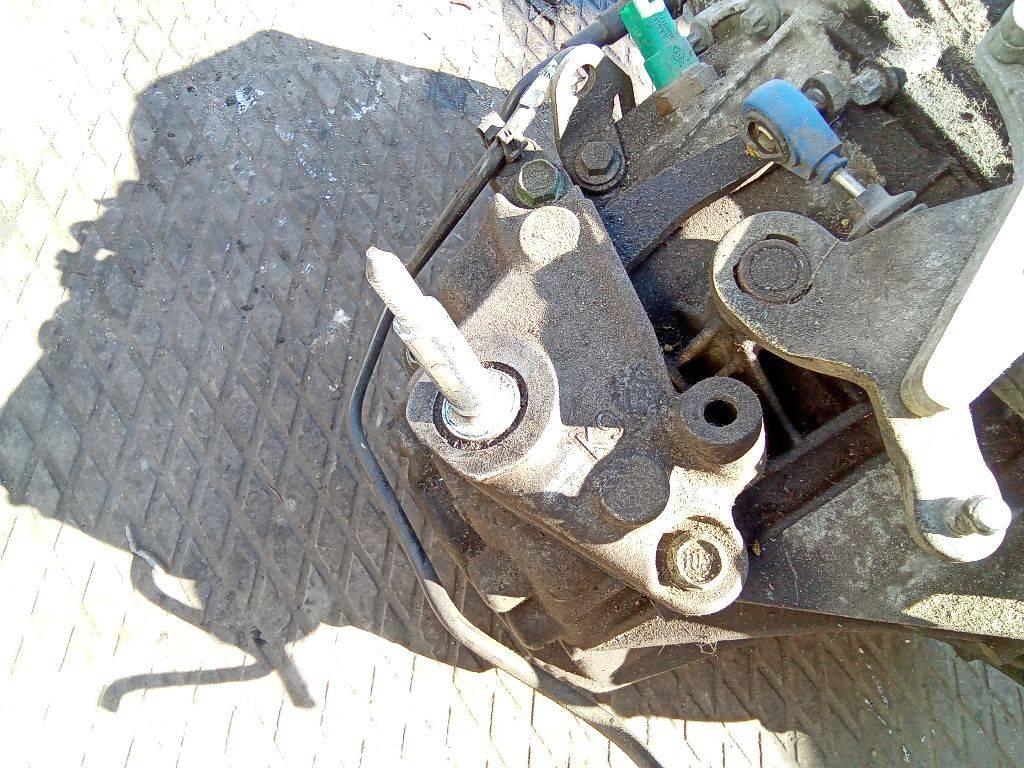 кронштейн КПП Nissan Qashqai 1 поколение 2009, 1.5 л., дизель - фото №1