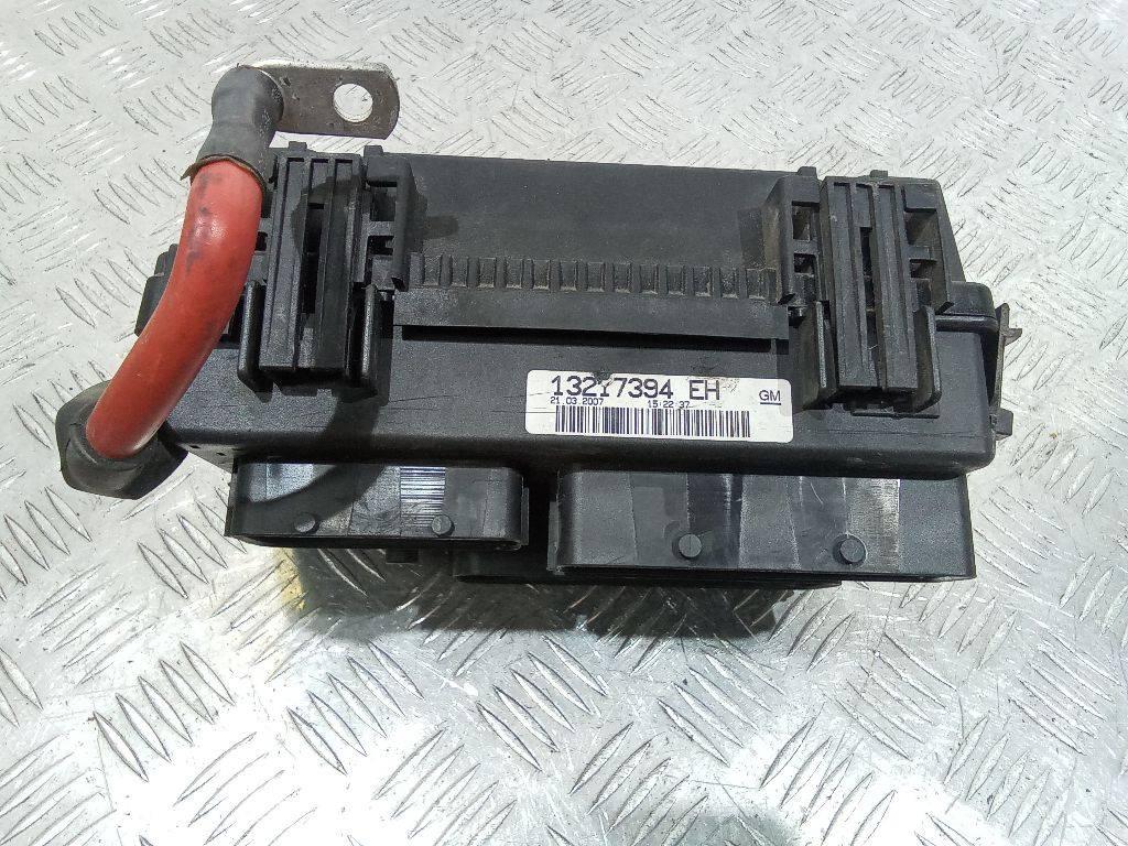 блок предохранителей Opel Corsa D 2007, 13217394 - фото №1