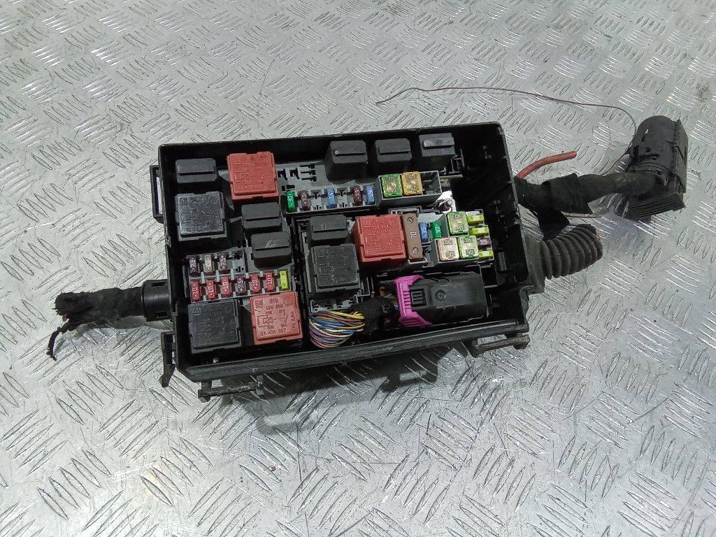 блок предохранителей Opel Corsa D 2007 - фото №1