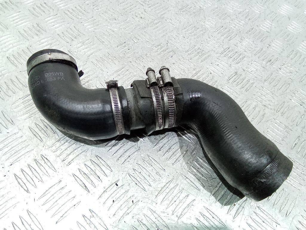 патрубок интеркулера Ford Focus 1 поколение 2000, XS4Q6K683FA - фото №1