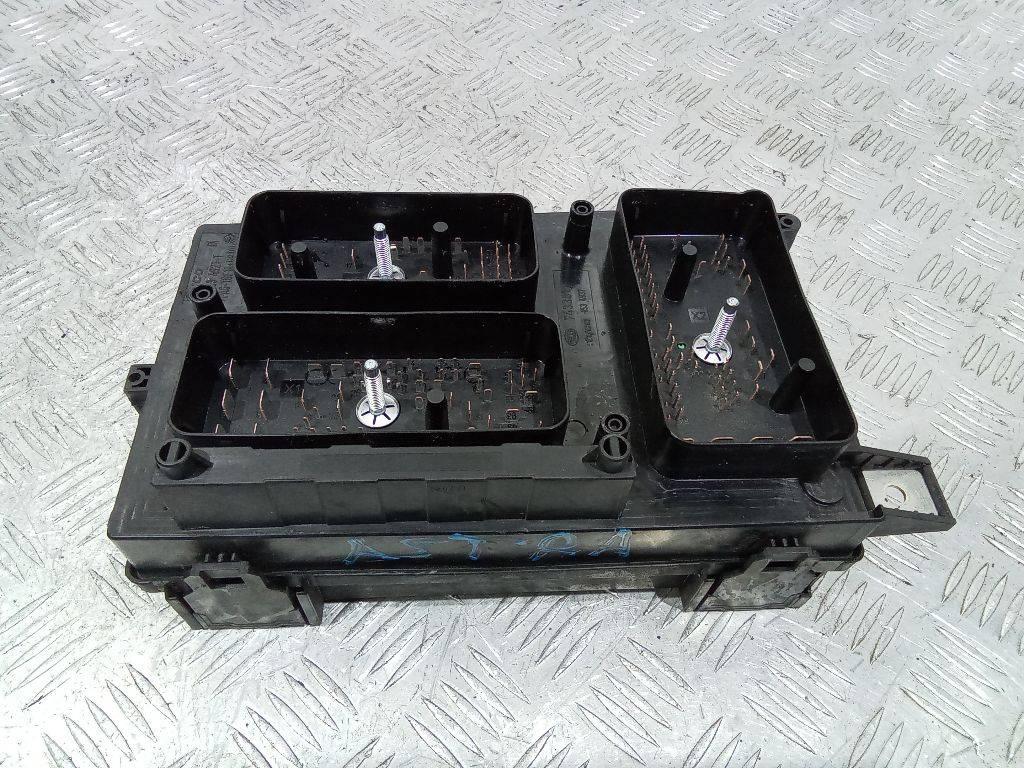 блок предохранителей Opel Zafira 2 поколение (B) 2007, 1534937 - фото №1