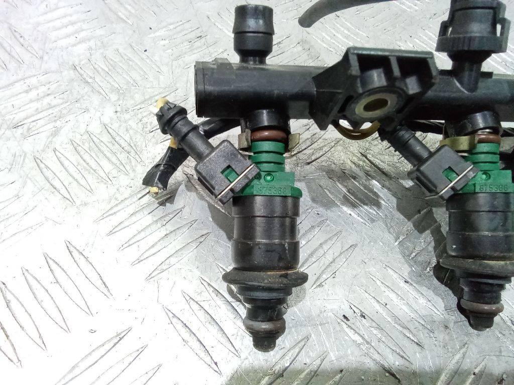 форсунка Renault Clio 2 поколение 1998, 1.4 л., бензин, МКПП, 875368 - фото №1