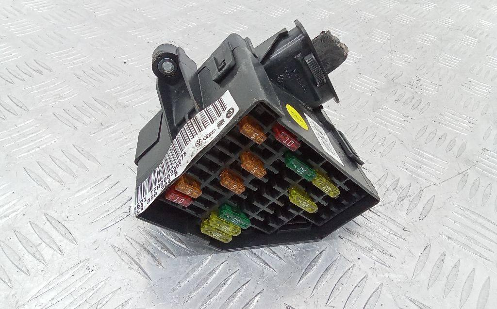блок предохранителей Volkswagen Passat B6 2005, 3C0880204 - фото №1