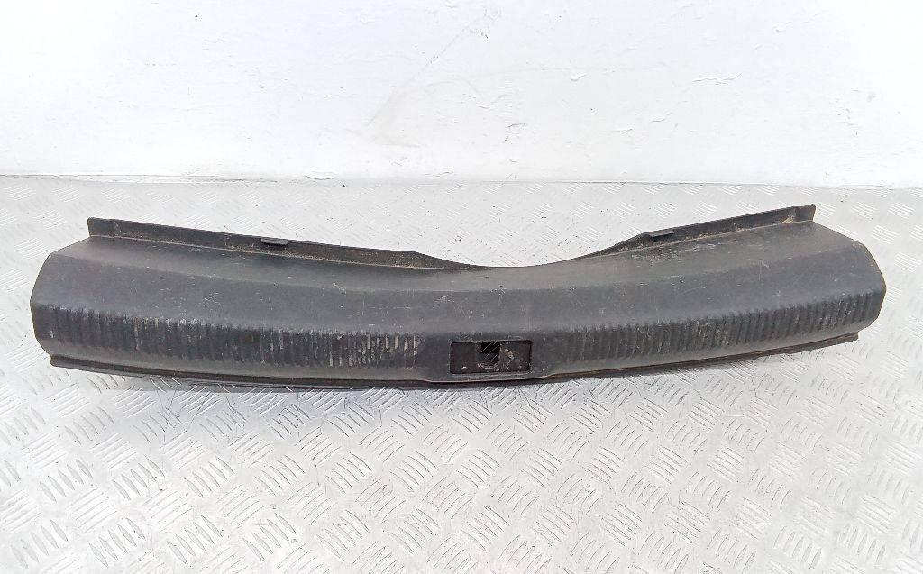 накладка внутренняя на заднюю панель кузова Audi A4 B9 2015, 8K5863471 - фото №1