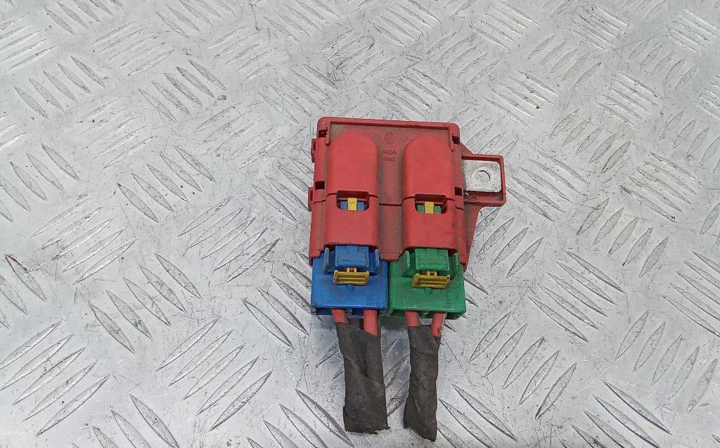 плюсовой провод аккумулятора Renault Megane 3 поколение 2011, 1.5 л., дизель - фото №1