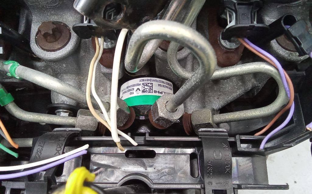 топливная рампа Renault Megane 3 поколение 2009, 1.5 л., дизель, МКПП, 8200379933 - фото №1