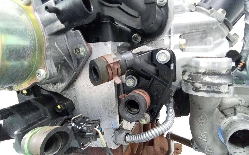 фланец (тройник) системы охлаждения Renault Megane 3 поколение 2009, 1.5 л., дизель, МКПП, 8200337841 - фото №1