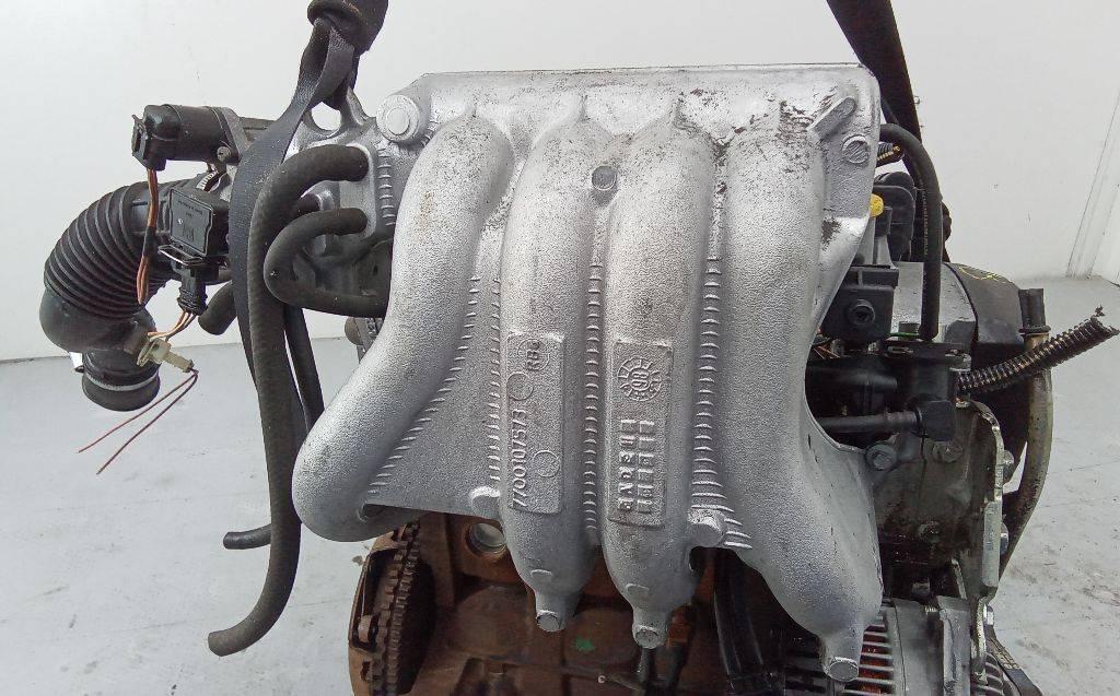 коллектор впускной Renault Megane 1 поколение 1998, 1.6 л., бензин, МКПП, 7700107573 - фото №1