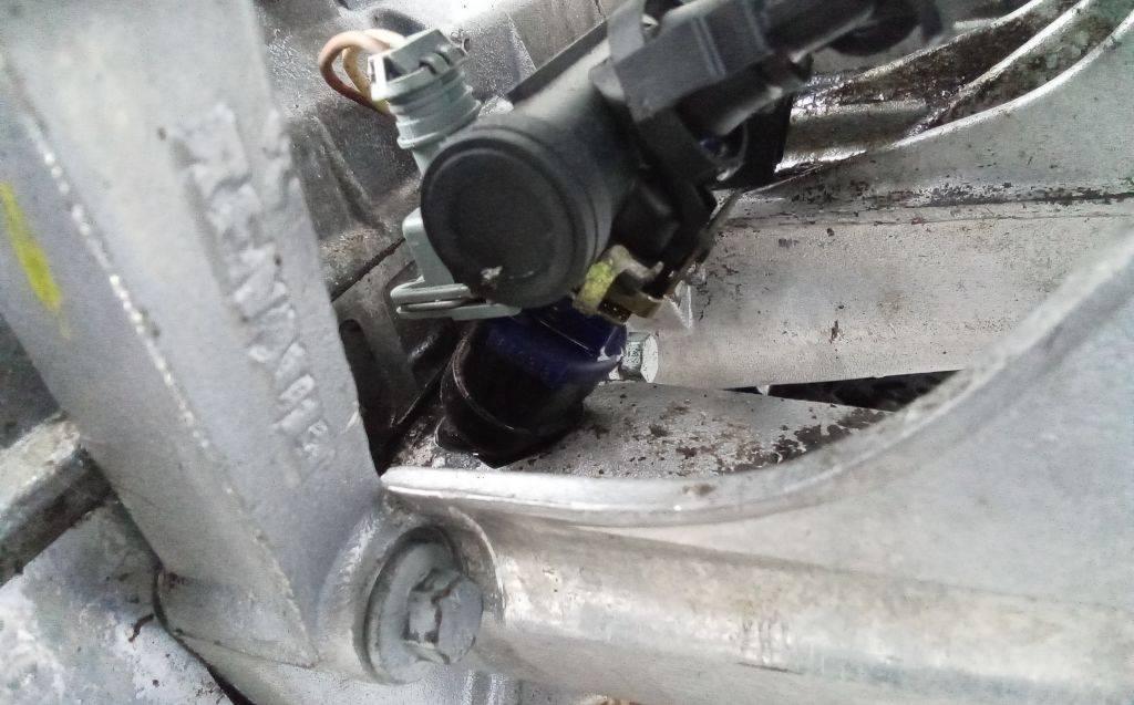 форсунка Renault Megane 1 поколение 1998, 1.6 л., бензин, МКПП - фото №1