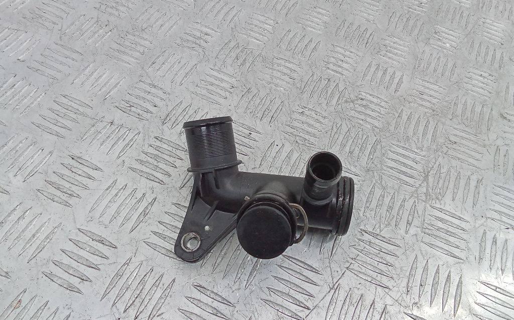 фланец (тройник) системы охлаждения Ford Fiesta 7 поколение 2020, 1.5 л., дизель, МКПП, 1122501 - фото №1