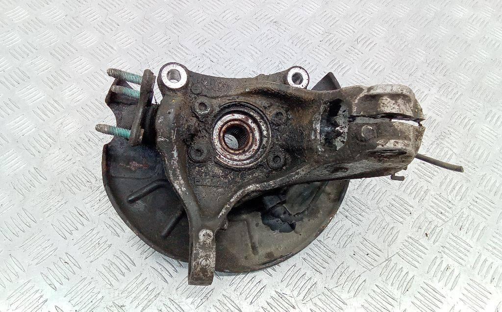 кулак поворотный правый Volkswagen Passat B6 2005, 2.0 л., дизель - фото №1