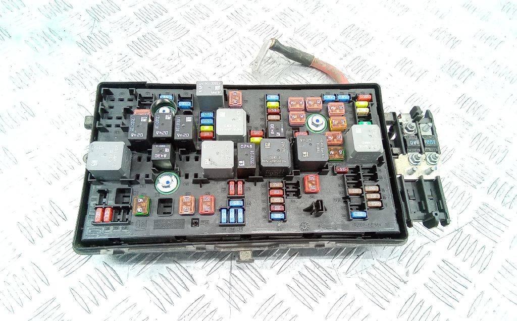 блок предохранителей Opel Insignia 1 поколение (A) 2010, 13222782 - фото №1