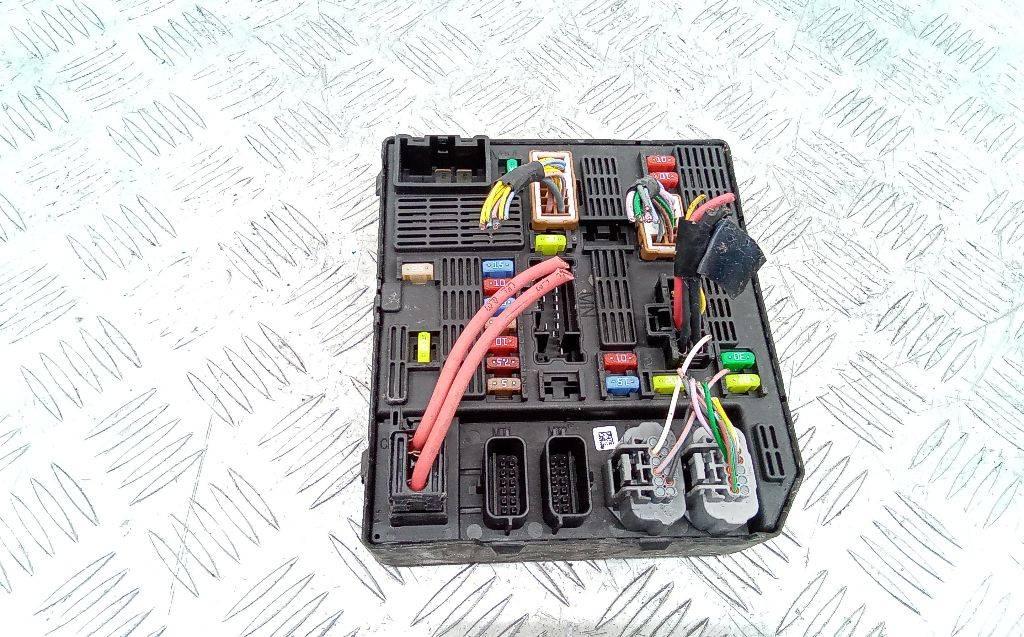 блок предохранителей Renault Scenic 3 поколение 2010, 284B67924R - фото №1