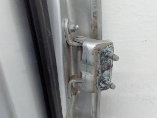 петля двери Nissan Versa 1 поколение 2008