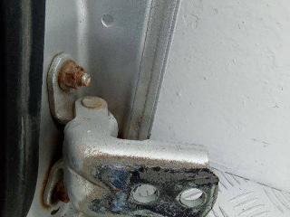 петля двери Nissan Versa 1 поколение 2008