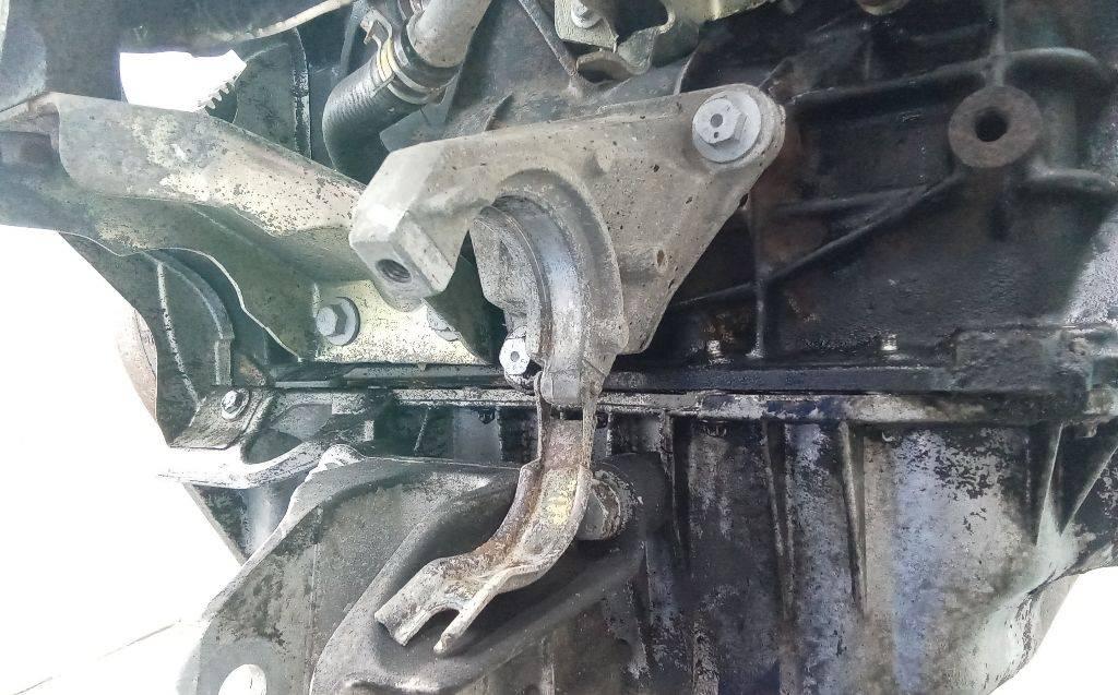 кронштейн полуоси Renault Megane 3 поколение 2011, 1.9 л., дизель, МКПП - фото №1