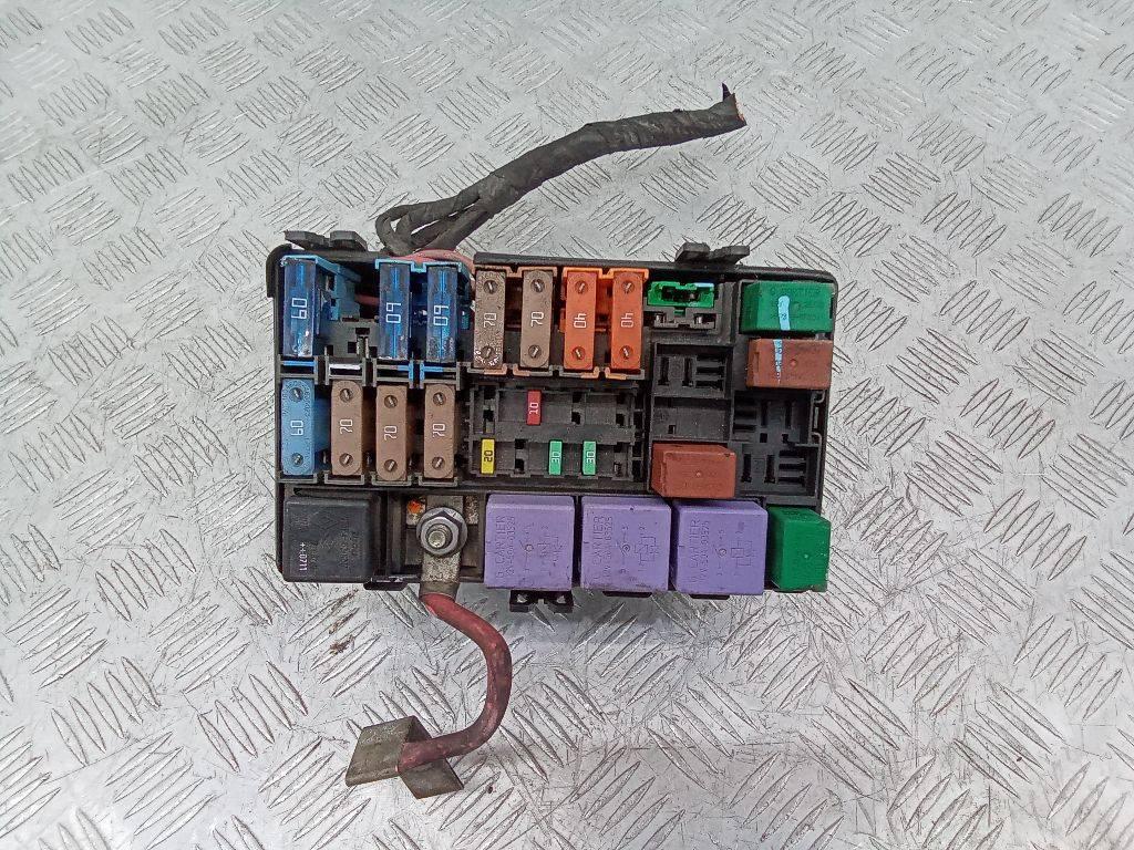 блок предохранителей Renault Laguna 2 поколение 2004, 8200674197 - фото №1