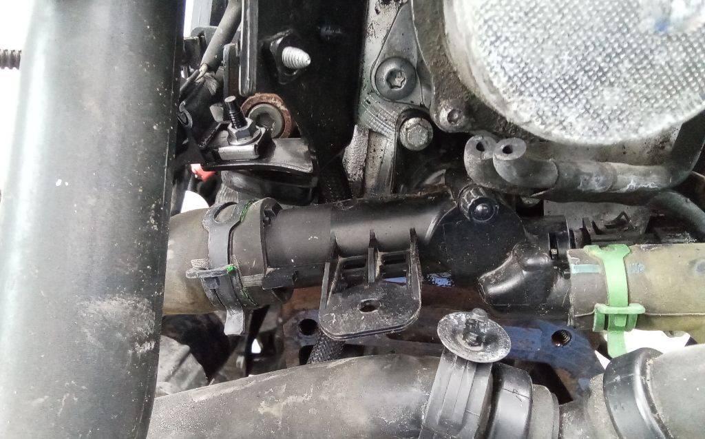 корпус термостата Renault Megane 3 поколение 2008, 1.5 л., дизель, МКПП - фото №1