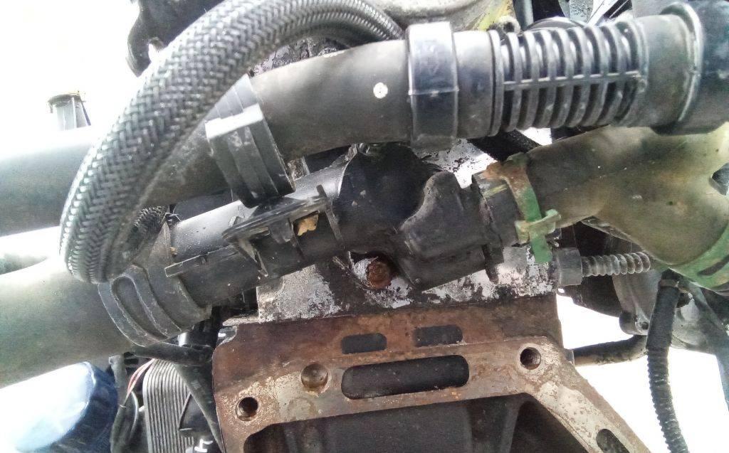 корпус термостата Renault Clio 3 поколение 2006, 1.5 л., дизель, МКПП - фото №1