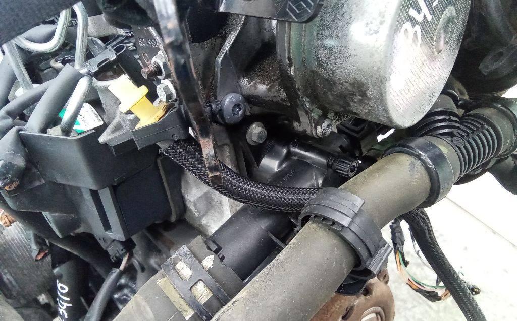 корпус термостата Renault Clio 3 поколение 2007, 1.5 л., дизель, МКПП - фото №1