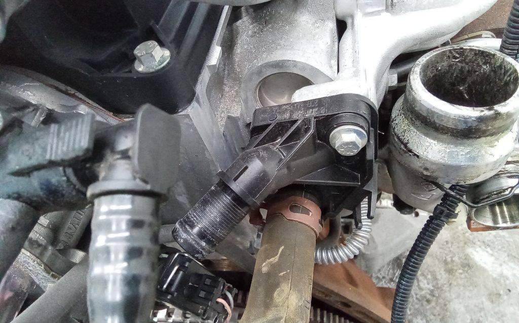 фланец (тройник) системы охлаждения Renault Megane 3 поколение 2008, 1.5 л., дизель, МКПП, 8200337841 - фото №1