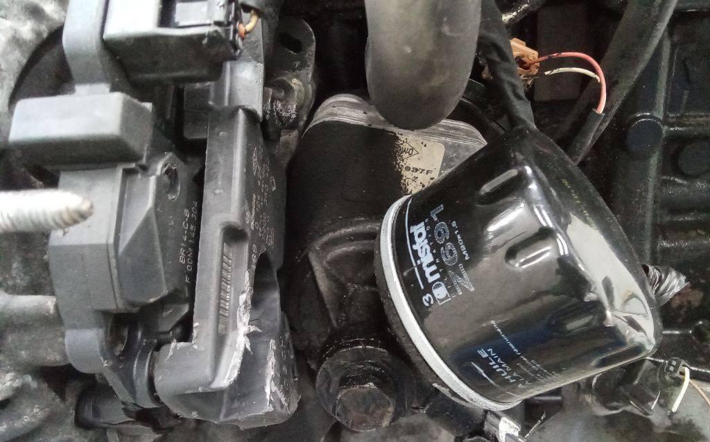 теплообменник масляного фильтра Renault Clio 3 поколение 2006, 1.5 л., дизель, МКПП - фото №1