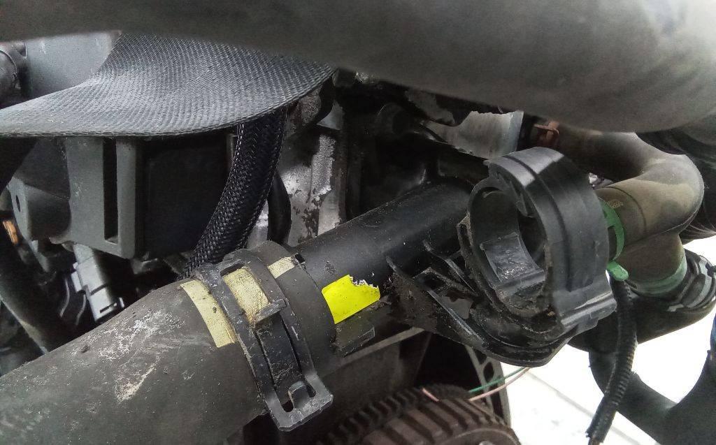 корпус термостата Renault Clio 3 поколение 2006, 1.5 л., дизель, МКПП - фото №1