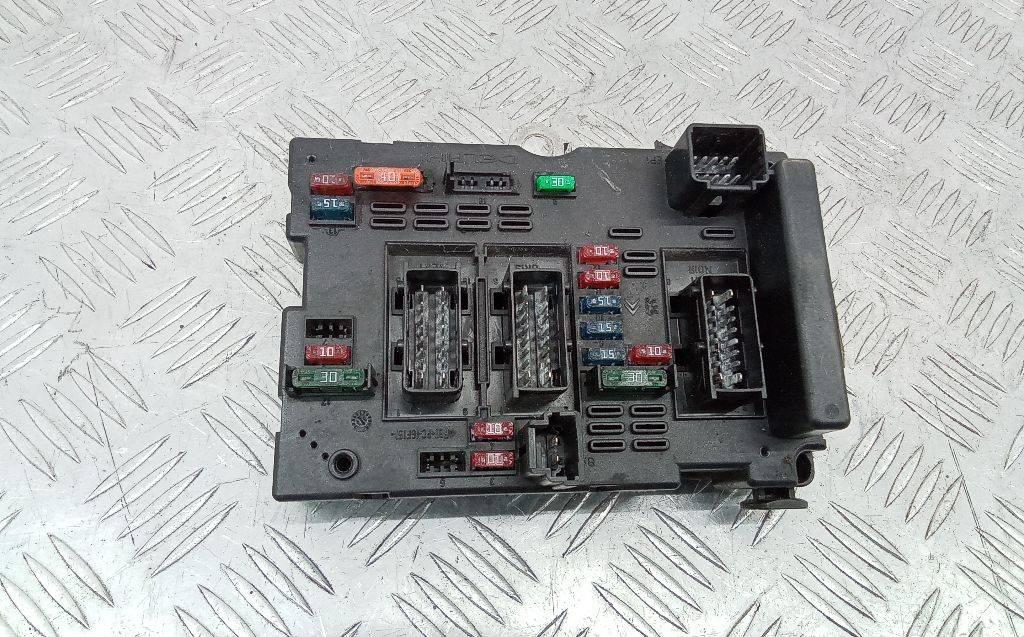 блок предохранителей Peugeot 307 1 поколение 2003, 9650664180 - фото №1