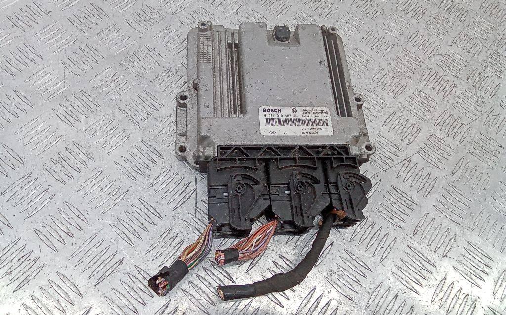 блок управления двигателем Dacia Sandero 2 поколение 2013, 1.5 л., дизель, МКПП, 237102213R - фото №1