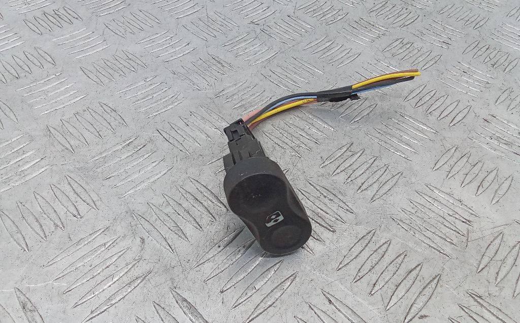 кнопка стеклоподъемника двери Renault Duster 1 поколение 2010 - фото №1