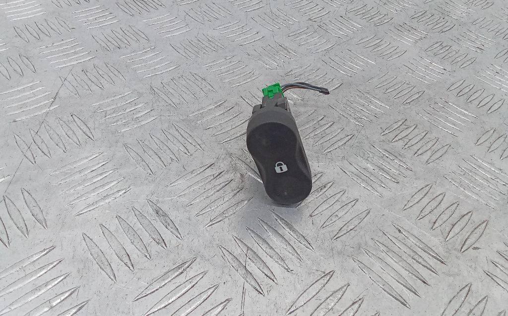 кнопка центрального замка Renault Duster 1 поколение 2010 - фото №1