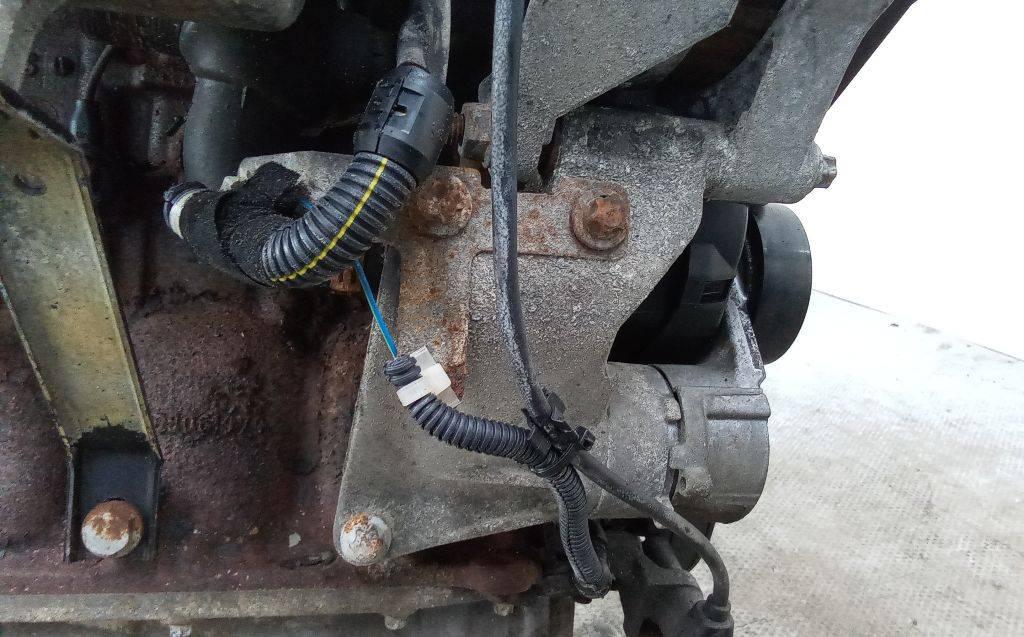 кронштейн генератора Opel Zafira 1 поколение (A) 1999, 1.6 л., бензин, МКПП - фото №1