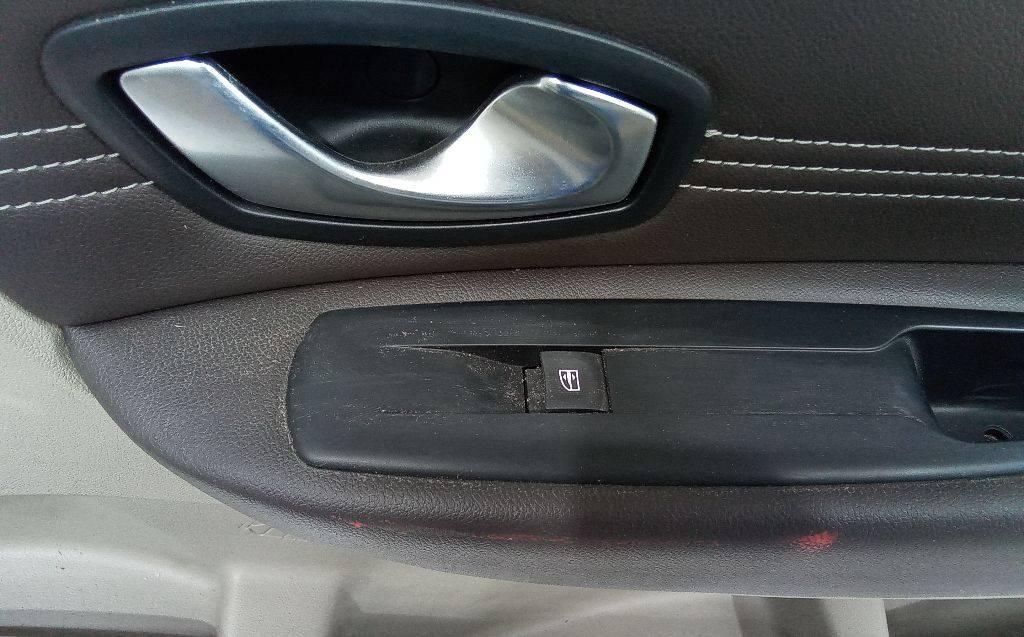 кнопка стеклоподъемника двери Renault Grand Scenic 3 поколение 2010 - фото №1