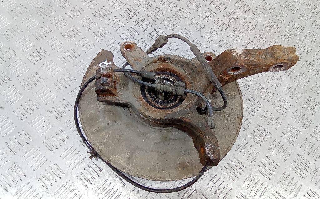 кулак поворотный правый Suzuki SX4 1 поколение 2008, 1.6 л., дизель - фото №1