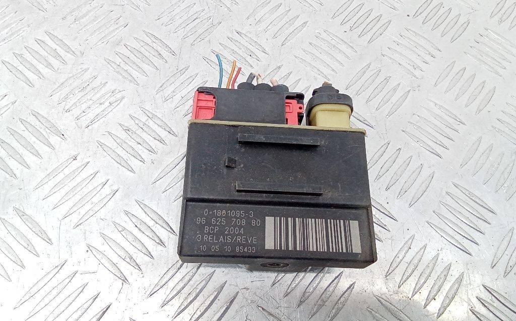 реле накала свечей Peugeot 308 T7 2010, 1.6 л., дизель, МКПП, 9662570880 - фото №1