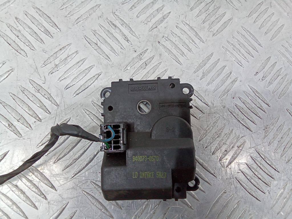 моторчик заслонки печки Kia Rio 2 поколение 2005, H400730570 - фото №1