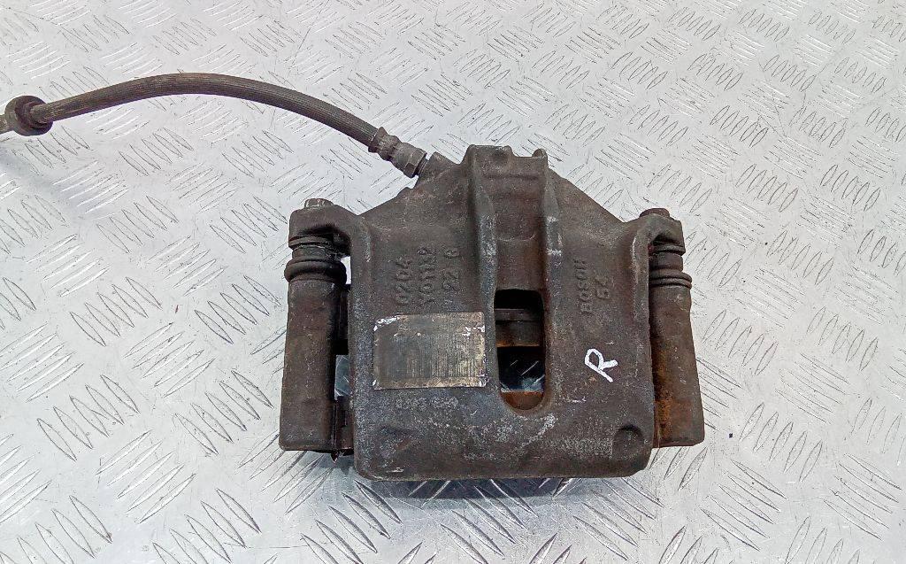 суппорт передний правый Peugeot 2008 1 поколение 2014, 1.2 л., бензин - фото №1