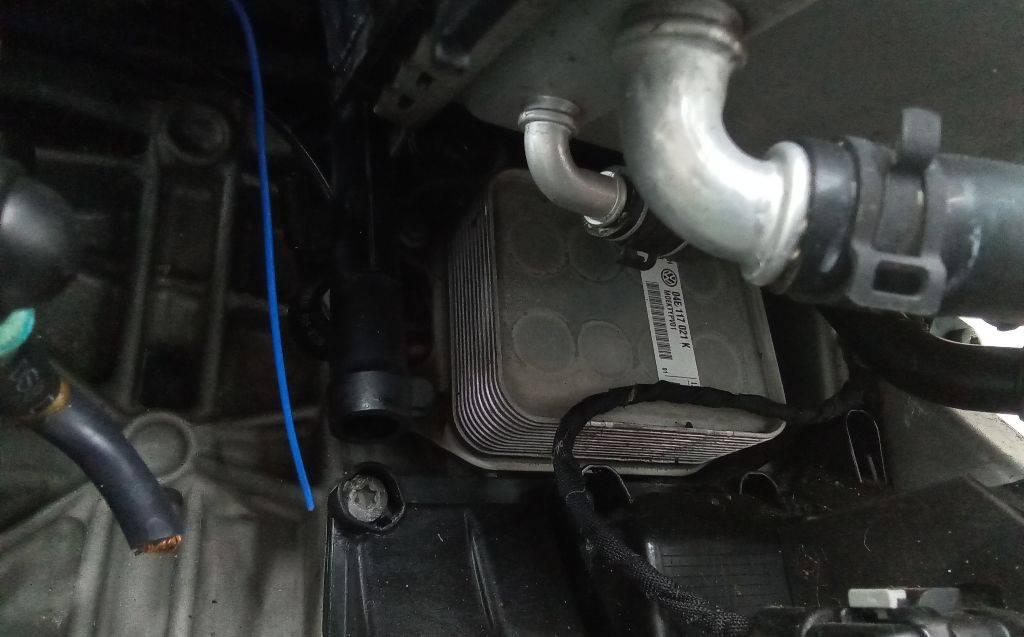 теплообменник масляного фильтра Volkswagen T-Roc 1 поколение 2019, 1.5 л., бензин, МКПП, 04E117021 - фото №1