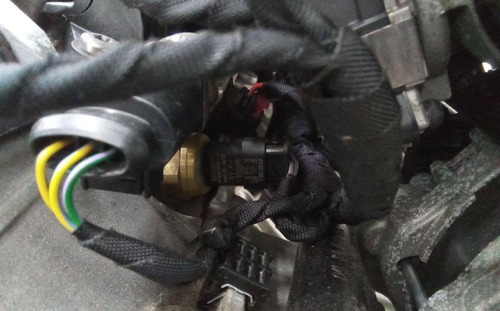 датчик давления масла Volkswagen T-Roc 1 поколение 2019, 1.5 л., бензин, МКПП, 04C906060 - фото №1