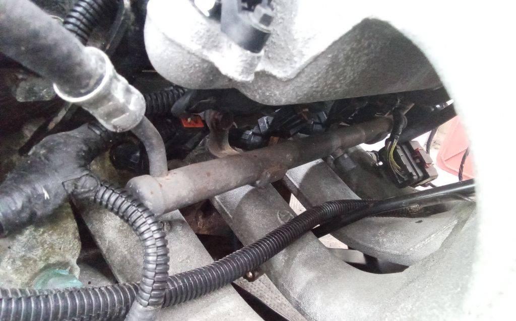 топливная рампа Chrysler Voyager 3 поколение 1997, 2.4 л., бензин, МКПП, 4612213 - фото №1