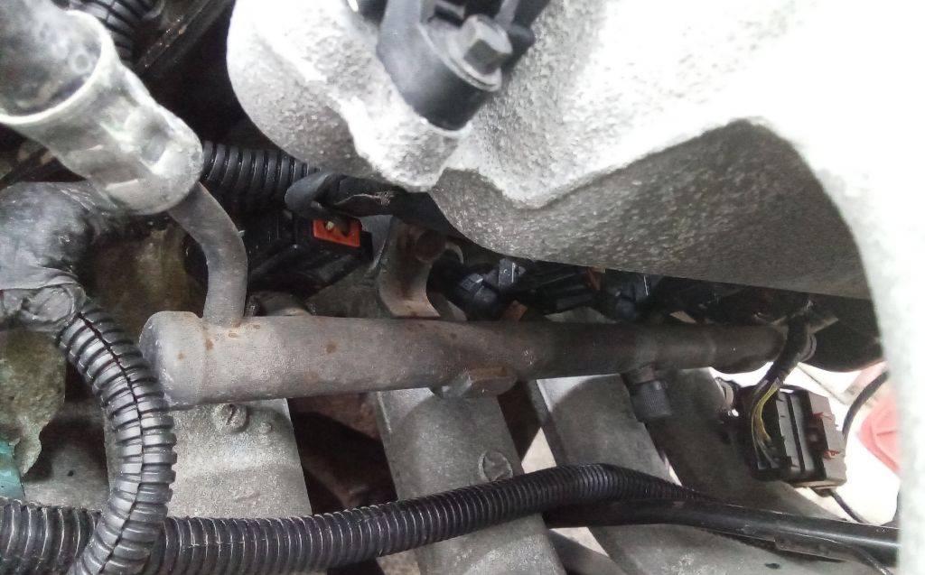 форсунка Chrysler Voyager 3 поколение 1997, 2.4 л., бензин, МКПП, 5277739 - фото №1