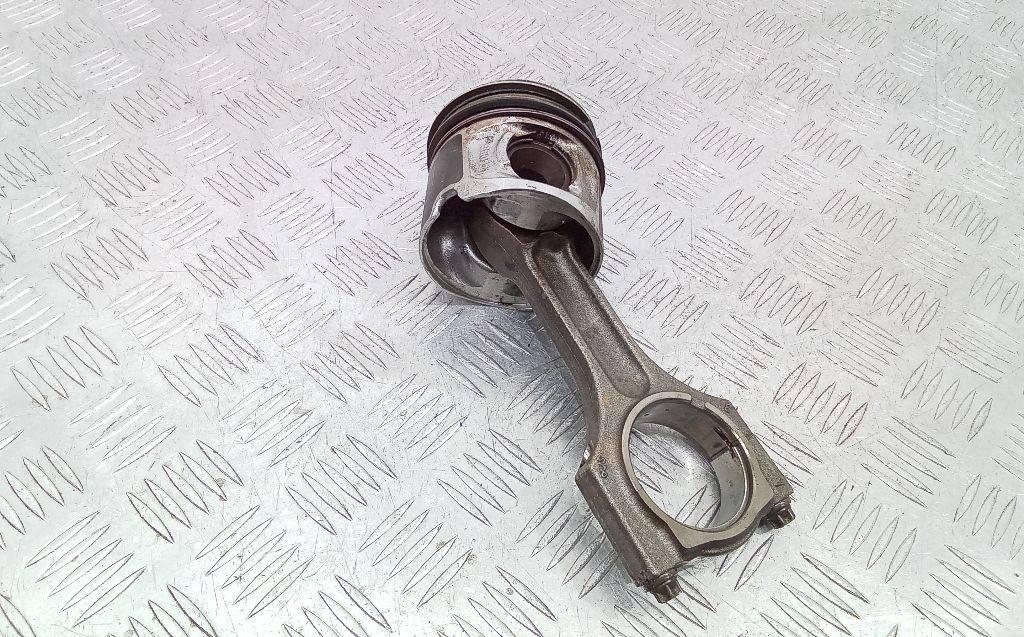 шатун BMW 1 серия F20/F21 2011, 2.0 л., дизель - фото №1