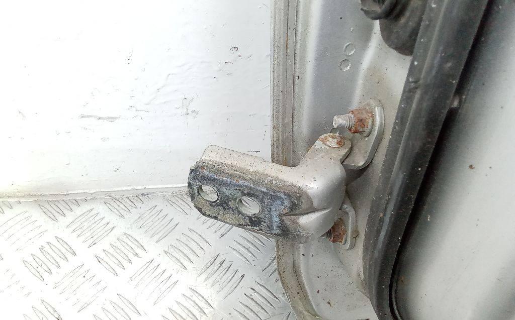 петля двери Nissan Versa 1 поколение 2008, седан - фото №1