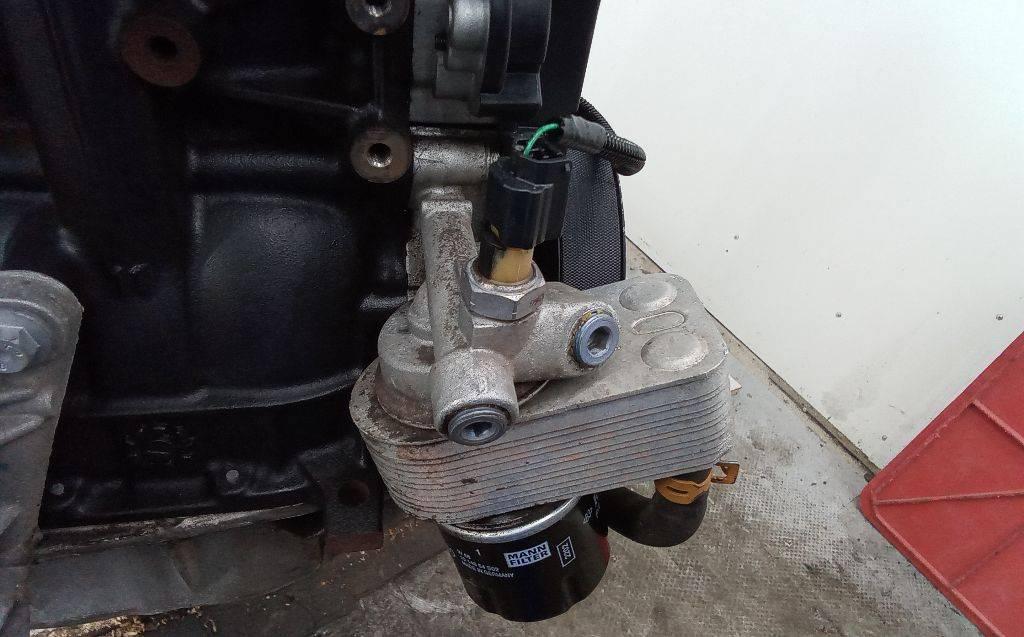 теплообменник масляного фильтра Renault Twingo 2 поколение 2009, 1.2 л., бензин, МКПП, 8200780410 - фото №1