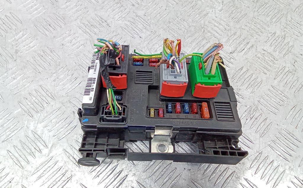 блок предохранителей Peugeot 307 1 поколение 2001, 9643498880 - фото №1