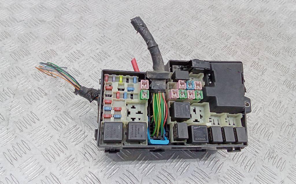 блок предохранителей Volvo S40 2 поколение 2004, 2.0 л., дизель, МКПП, 30737024 - фото №1